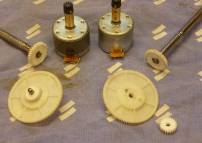 Moteurs et pignons issus d'un vieux lecteur cassette audio